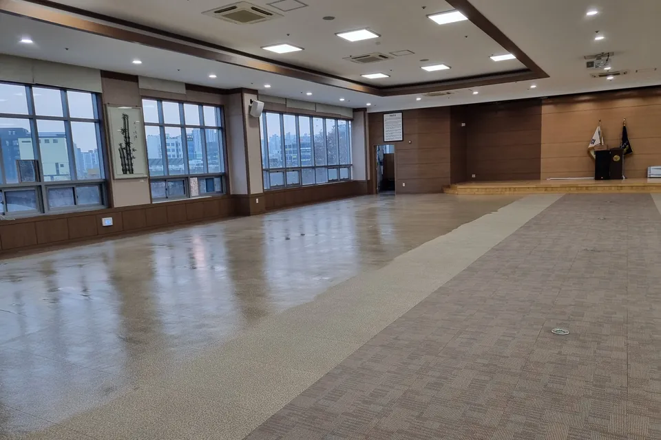 세척 전 바닥 재질과 기존 코팅 상태를 확인하는 참고 사진 광택과 재질 차이가 선명하게 보이는 넓은 바닥