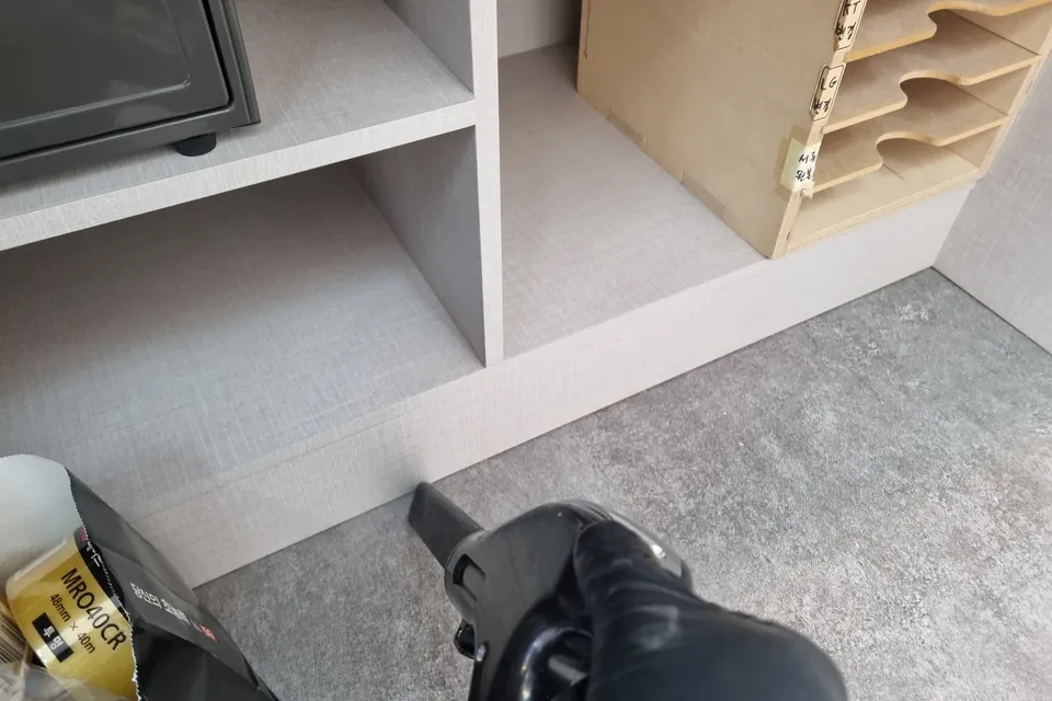 수납장 주변의 먼지와 바닥 상태를 가까이 확인한 현장