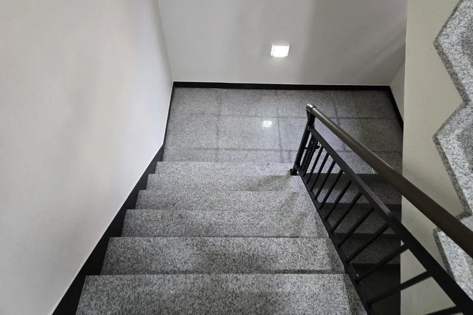 계단과 복도의 관리 주체와 작업 구간을 살피는 참고 사진 계단과 난간, 층간 이동 구간이 함께 보이는 공용부